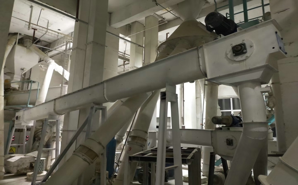 飼料成套加工設(shè)備報(bào)價(jià)多少錢?其未來(lái)的發(fā)展還存在很多問題