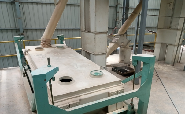 養(yǎng)豬飼料機(jī)械價(jià)格要多少?其粉碎效果與喂料機(jī)、速度和均勻性有關(guān)