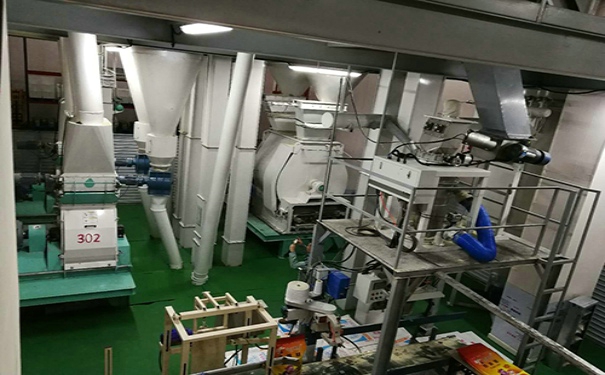 豬飼料加工設(shè)備多少錢一臺?一套又包含有哪些主要設(shè)備?