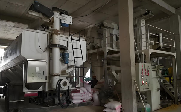 飼料成套設(shè)備多少錢(qián)一套?其在操作時(shí)又該關(guān)注哪幾方面?