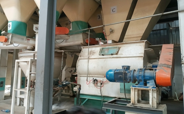 混合飼料的機器對養(yǎng)殖業(yè)效益有著至關(guān)重要的影響